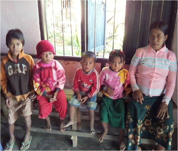 A thankful mother and her four children during MMA malaria fixed clinic in Ann Township,Rakhine State. Photo: MMA