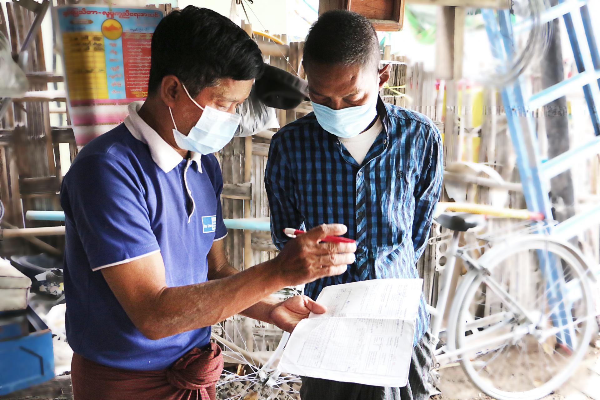 A TB volunteer during the Directly Observed Treatment (DOT) supervision and counselling visit to a TB patient. Photo: The Union 