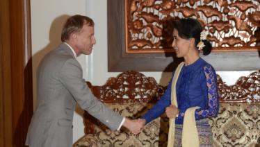 Dr Mark Dybul shakes hands with the State Counsellor Daw Aung San Suu Kyi, Ministry of Foreign Affairs, Nay Pyi Taw, 3 March 2017.