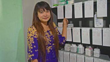 At Pyi Gyi Khin Taunggyi Key Population Service Centre, bin-cards are kept up-to-date, and properly displayed for each drug item. Here, store in-charge Ma Hnin Pwint Soe regularly updates bin cards with information including drug name, dosage, form, batch number and expiry dates. “Bin cards have made my work easier to monitor drug balance.” 