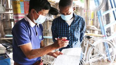 A TB volunteer during the Directly Observed Treatment (DOT) supervision and counselling visit to a TB patient. Photo: The Union 